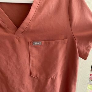 FIGS- mauve catarina 1 pocket scrub top